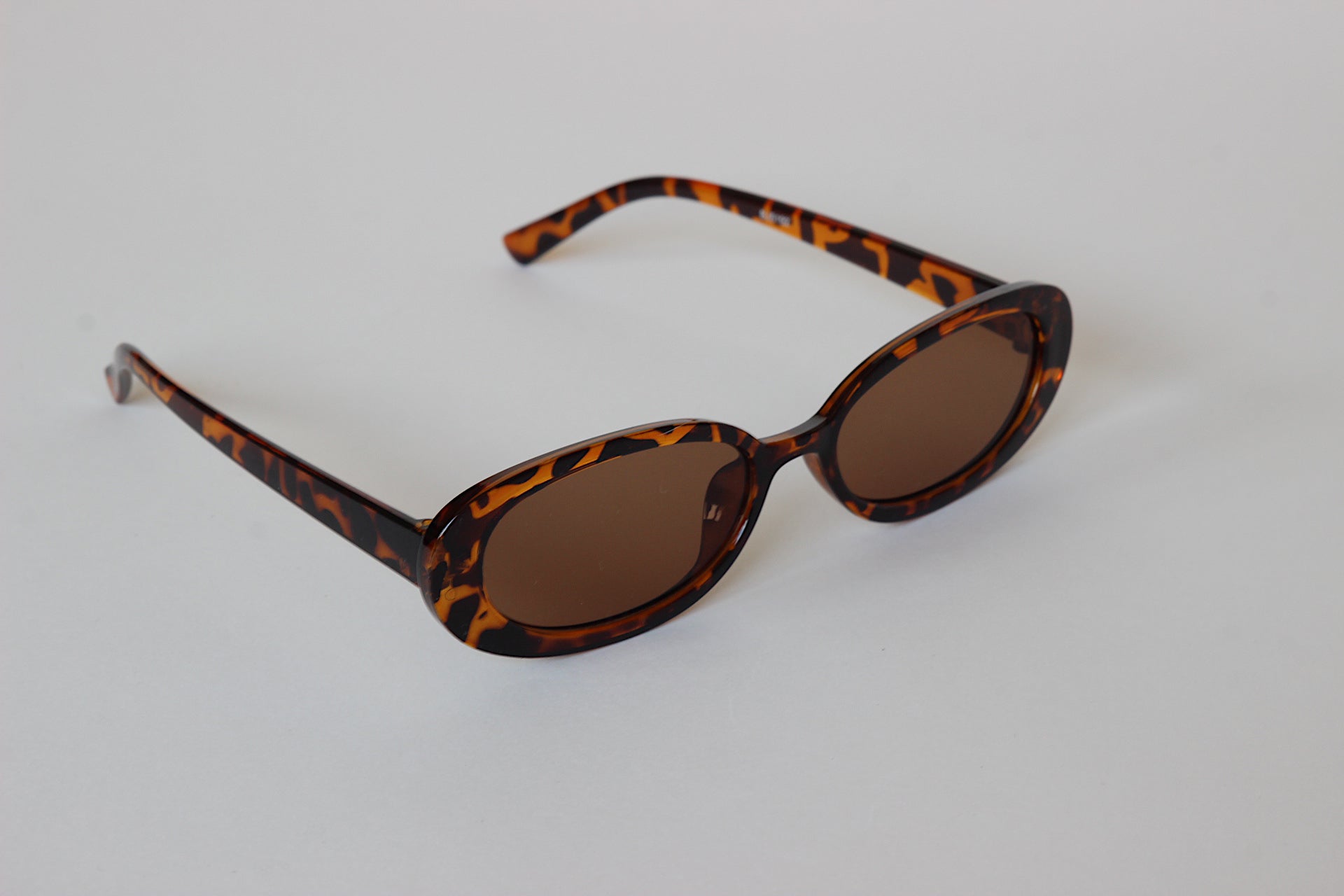 LEON – Brown Vintage Oval Sunglasses - Main Image